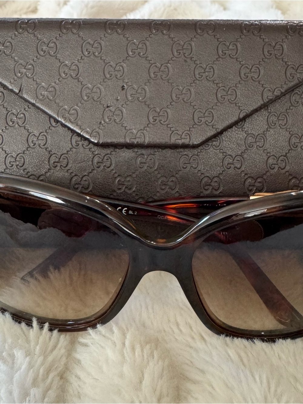 Gucci Women’s Tortoiseshell Brown Gradient Sunglasses with Bamboo Accents - Picture 11 of 11